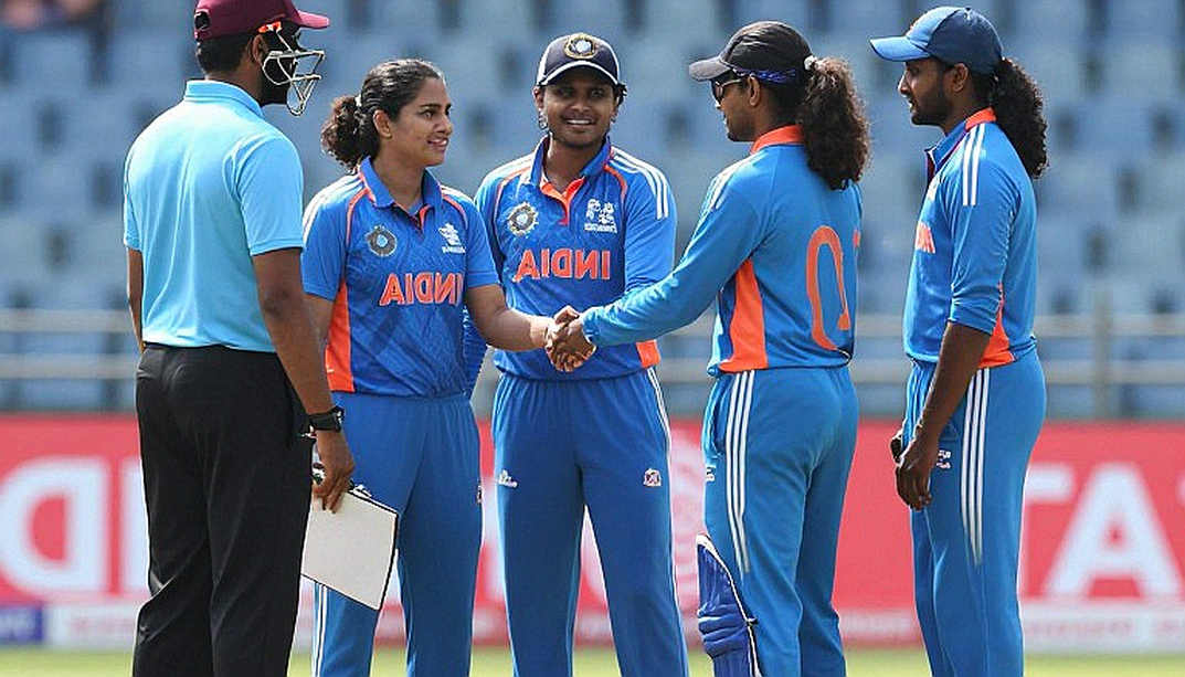 ম্যাক্সওয়েলের হেলমেটে বাংলাদেশ: একটি সিরিজের চারটি ছোট ছোট সত্য