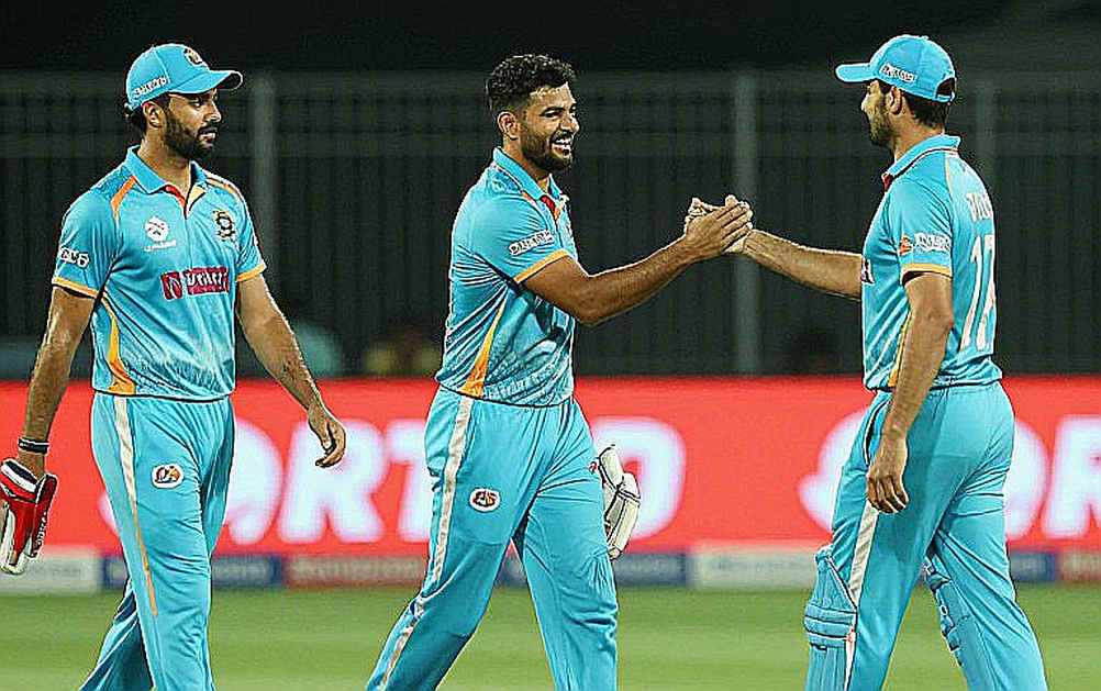 টেস্ট রেকর্ড বনাম সেঞ্চুরির হিসাব: কোহলি ও রুটের লক্ষ্য এক নয়, মাঠও এক নয় টেস্ট রেকর্ড বনাম সেঞ্চুরির হিসাব: কোহলি ও রুটের লক্ষ্য এক নয়, মাঠও এক নয়